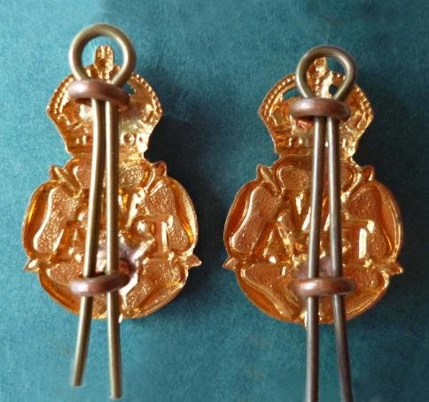Pair of Women's Royal Army Corps 'WRAC'  King's crown collar badges, 1949-52. — image 2