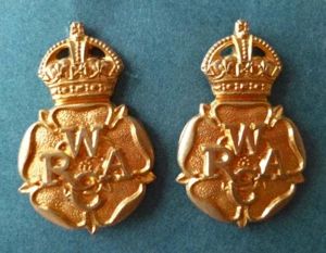 Pair of Women's Royal Army Corps 'WRAC' King's crown collar …