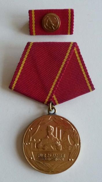 East Germany (DDR) : Medal for 25-years Loyal Service in the Combat-Groups of the Working Classes (Kampfgruppen der Arbeiterklasse) in original presentation case. — image 2