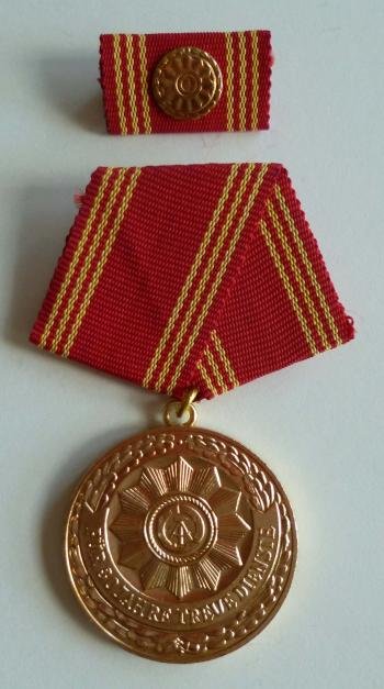 East Germany (DDR) : Medal for 30-years Service in the Armed Organisations of the Interior Ministry (Bewaffneten Organen des Ministeriums des Innern) in original presentation case. — image 2