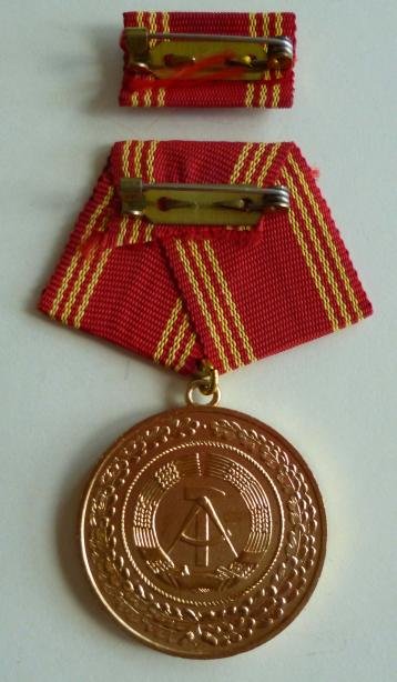 East Germany (DDR) : Medal for 30-years Service in the Armed Organisations of the Interior Ministry (Bewaffneten Organen des Ministeriums des Innern) in original presentation case. — image 3