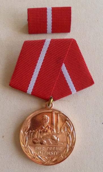 East Germany (DDR) : Medal for 10-years Loyal Service in the Combat-Groups of the Working Classes (Kampfgruppen der Arbeiterklasse) in original presentation case. — image 2