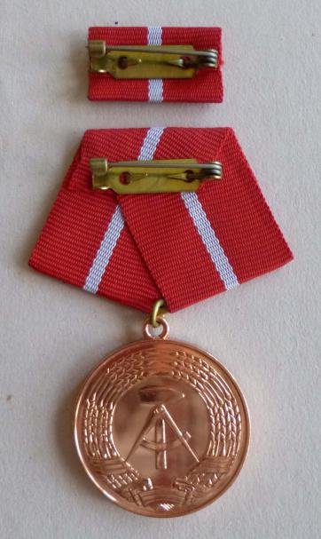 East Germany (DDR) : Medal for 10-years Loyal Service in the Combat-Groups of the Working Classes (Kampfgruppen der Arbeiterklasse) in original presentation case. — image 3