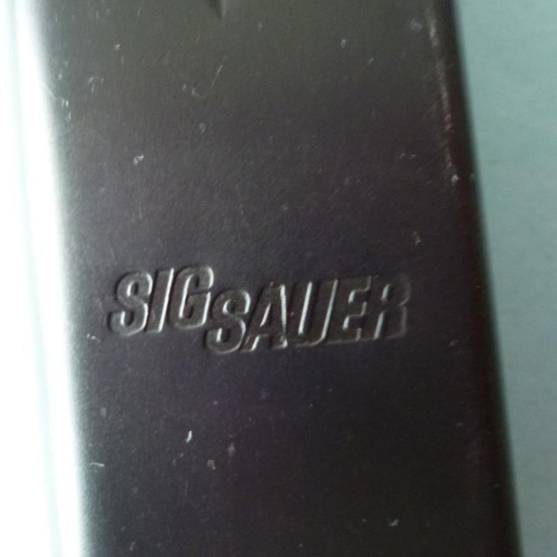 BRD : West German SIG Sauer 9mm P226 Semi-automatic Pistol Magazine. — image 2