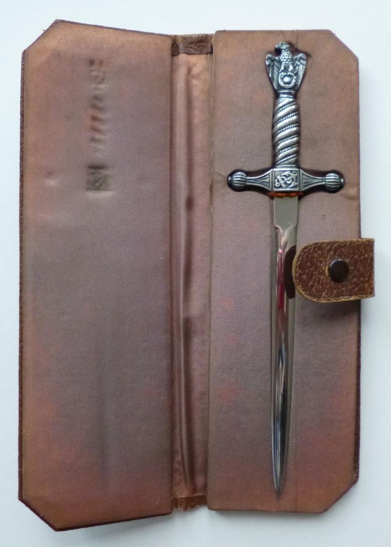 Third Reich :Kriegsmarine Miniature Officer's Dress Dagger Paper-knife Complete in its Original Brown Leather Fitted Presentation Folder. — image 2