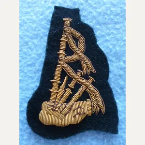 Army Piper's Gold-wire on Rifle-green Arm-badge.
