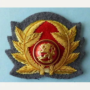 Hungary : Post-WW2 Hungarian Army Artillery Officers Cap-badge.