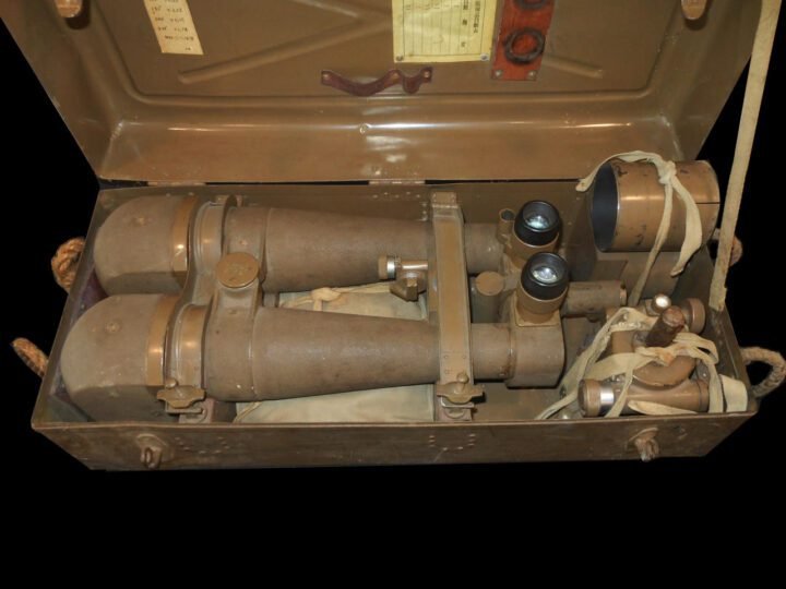 WW2 Imperial Japanese Army – 15×80 BIG EYE BATTERY COMMANDER OPTICS, BOX, TRIPOD, AND TAN CAMOUFLAGED COVER! — image 4