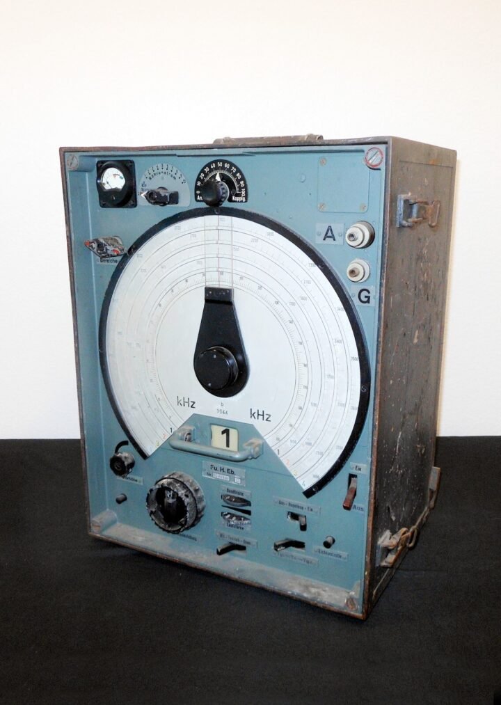 WW2 German Wehrmacht Fu.H.E.b – Funkhorchempfänger b – RADIO RECEIVER – RARE! — image 2