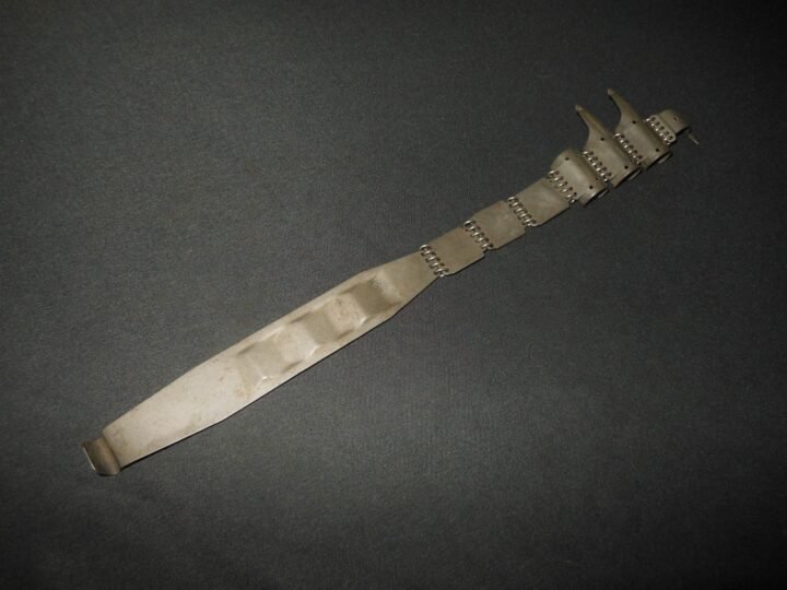 WW2 German Wehrmacht 7.92mm – STEEL BELT LINK STARTER TAB #2 – VERY NICE! — image 2