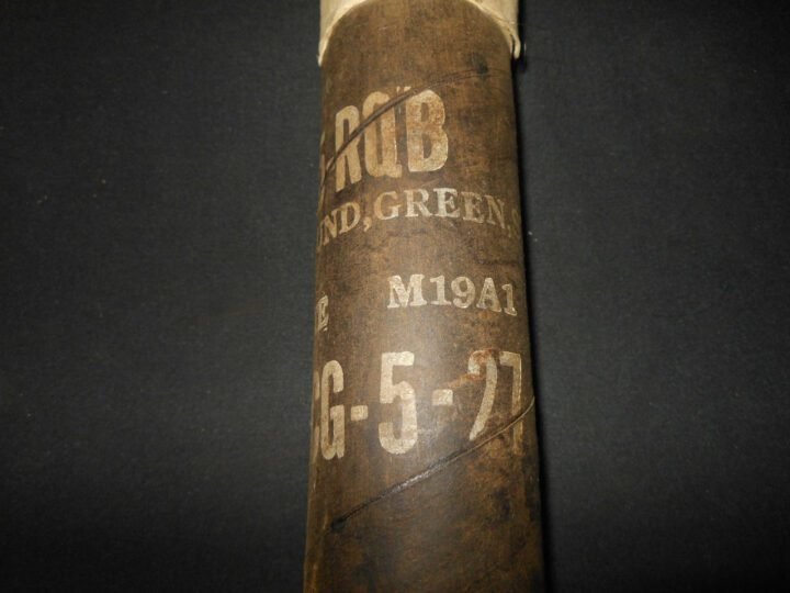 WW2 US Army Navy – M19A1 RIFLE PARACHUTE GREEN SIGNAL FLARE – SEALED NOS – NICE! — image 4