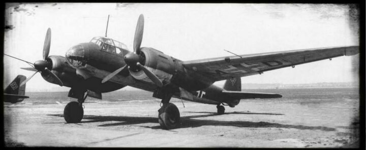 WW II German Bomber Aircraft – WINDSCREEN / NOSE PLEXIGLASS – Ju88 S-1 – RARE! — image 4