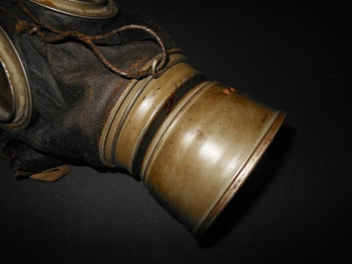 WW1 Imperial Prussian / German Army – M1917 GAS MASK & CANISTER – VERY NICE! — image 4