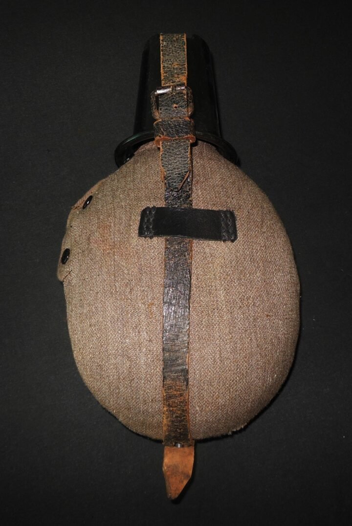 WW2 German Wehrmacht – M31 CANTEEN & STRAPS – LATE WAR RED STEEL – VERY NICE! — image 2