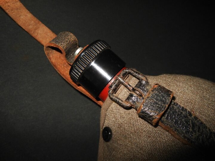WW2 German Wehrmacht – M31 CANTEEN & STRAPS – LATE WAR RED STEEL – VERY NICE! — image 8