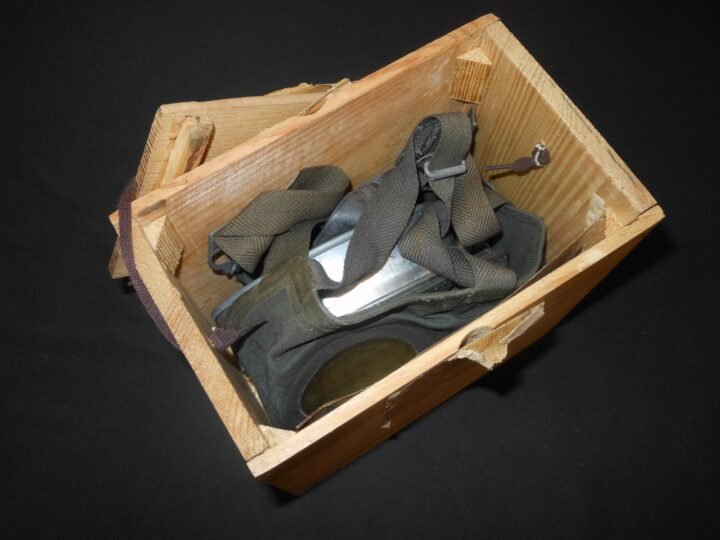 WW2 German Luftschutz Volksgasmaske – M44 GAS MASK, FILTER, & BOX – SUPERB! — image 18