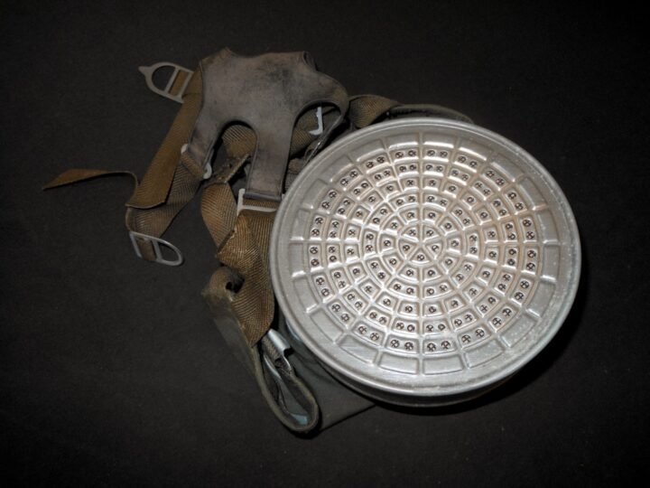 WW2 German Luftschutz Volksgasmaske – M44 GAS MASK, FILTER, & BOX – SUPERB! — image 5