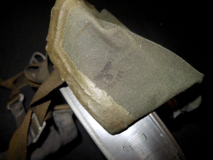 WW2 German Luftschutz Volksgasmaske – M44 GAS MASK, FILTER, & BOX – SUPERB! — image 7