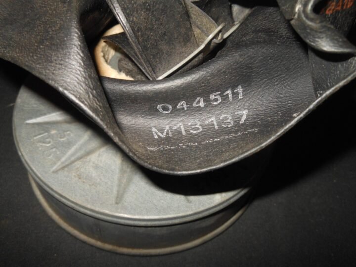 WW2 German Luftschutz Volksgasmaske – VM40 GAS MASK & CONTAINER – SUPERB! — image 10