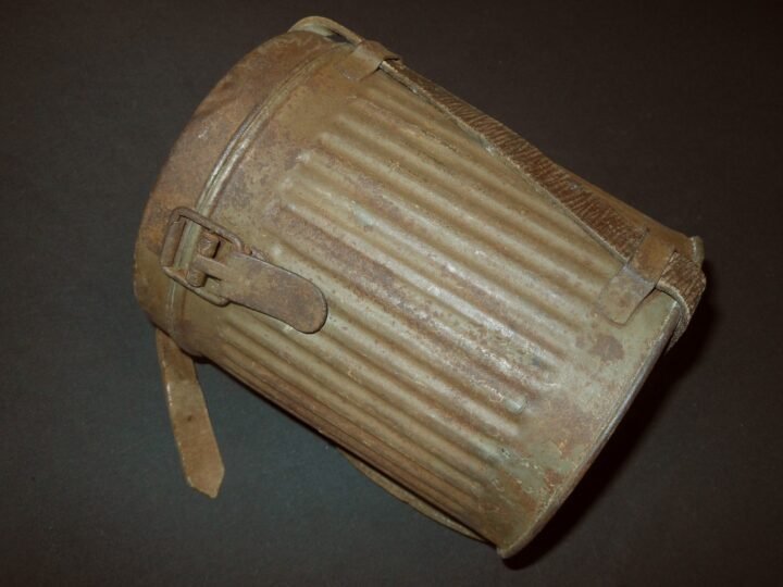 WW2 German Luftschutz Volksgasmaske – VM40 GAS MASK & CONTAINER – SUPERB! — image 13