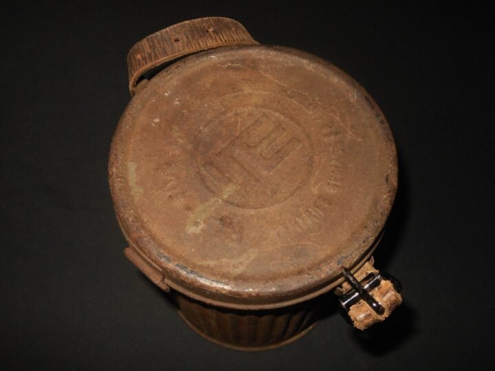 WW2 German Luftschutz Volksgasmaske – VM40 GAS MASK & CONTAINER – SUPERB! — image 15