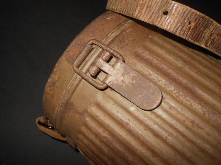 WW2 German Luftschutz Volksgasmaske – VM40 GAS MASK & CONTAINER – SUPERB! — image 17