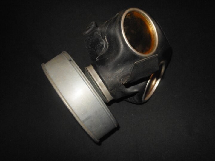 WW2 German Luftschutz Volksgasmaske – VM40 GAS MASK & CONTAINER – SUPERB! — image 2