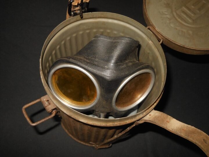 WW2 German Luftschutz Volksgasmaske – VM40 GAS MASK & CONTAINER – SUPERB! — image 19