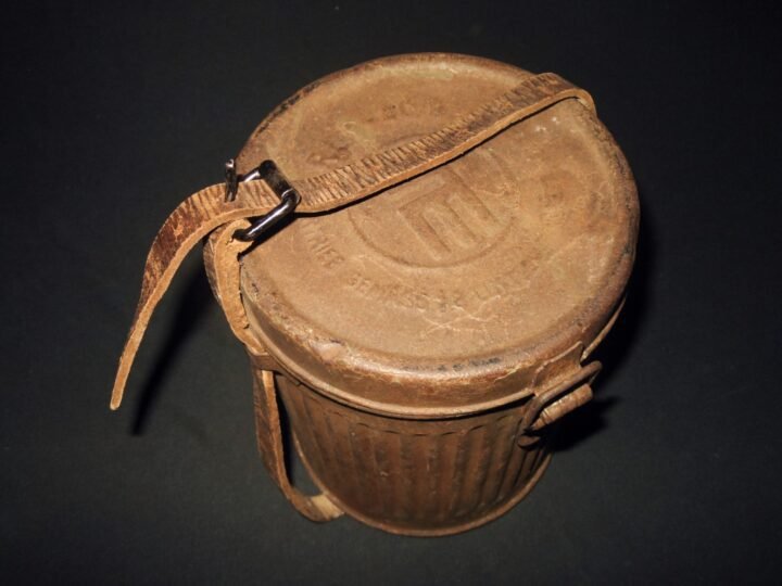 WW2 German Luftschutz Volksgasmaske – VM40 GAS MASK & CONTAINER – SUPERB! — image 20