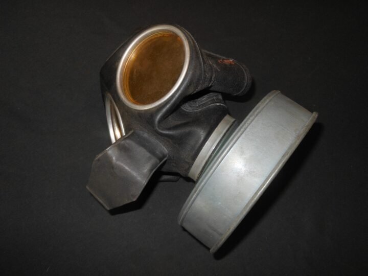 WW2 German Luftschutz Volksgasmaske – VM40 GAS MASK & CONTAINER – SUPERB! — image 3