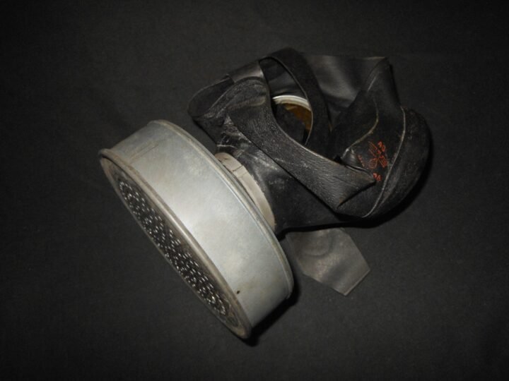 WW2 German Luftschutz Volksgasmaske – VM40 GAS MASK & CONTAINER – SUPERB! — image 5