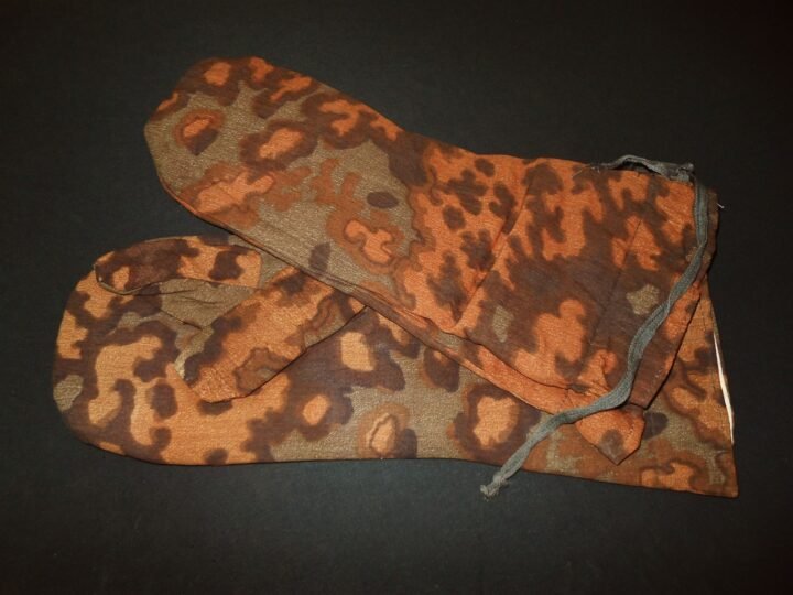 WW2 German Waffen Handschuhe – BLURRED EDGE OAK LEAF PATTERN MITTENS – RARE! — image 2