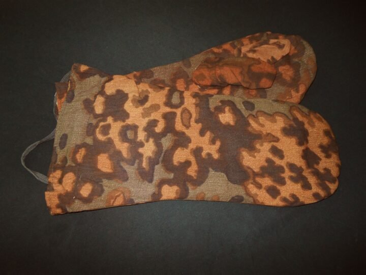 WW2 German Waffen Handschuhe – BLURRED EDGE OAK LEAF PATTERN MITTENS – RARE! — image 3