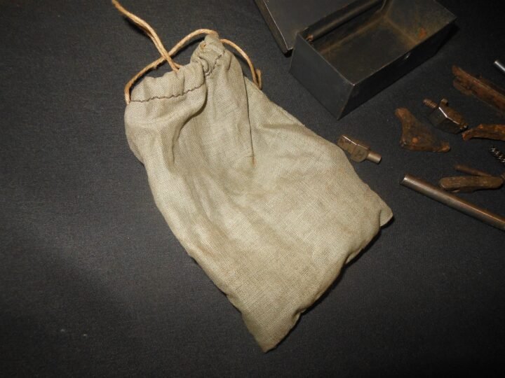 WW2 German Wehrmacht Ersatzteilkasten – GUNNER SPARE PARTS TIN – 1945 – RARE — image 3