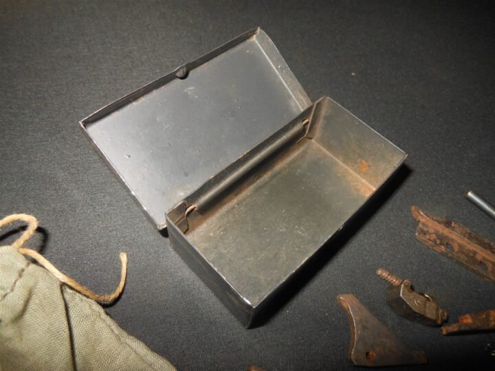 WW2 German Wehrmacht Ersatzteilkasten – GUNNER SPARE PARTS TIN – 1945 – RARE — image 4