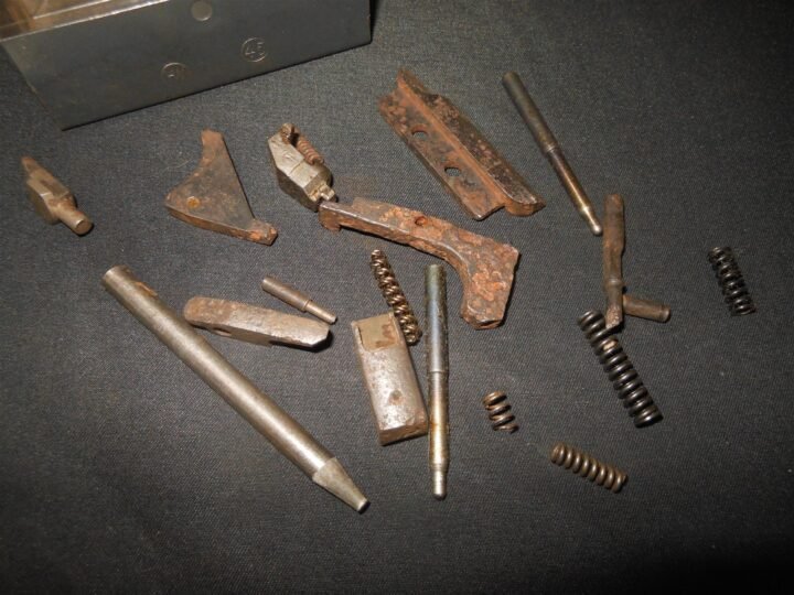 WW2 German Wehrmacht Ersatzteilkasten – GUNNER SPARE PARTS TIN – 1945 – RARE — image 5