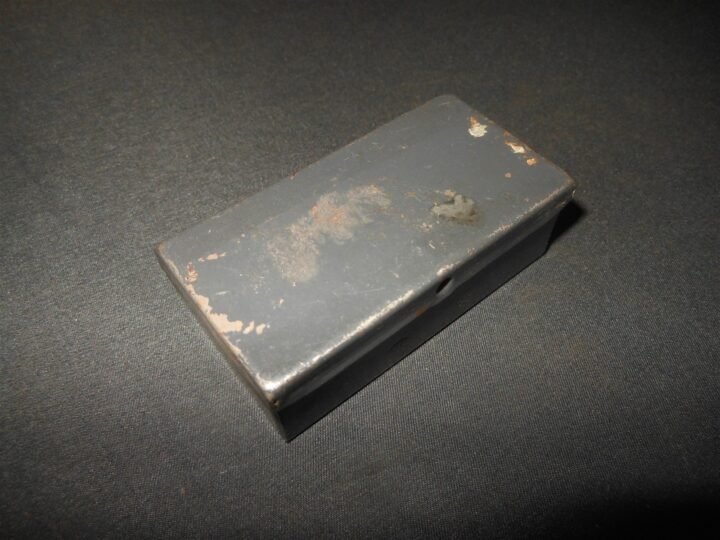 WW2 German Wehrmacht Ersatzteilkasten – GUNNER SPARE PARTS TIN – 1945 – RARE — image 7