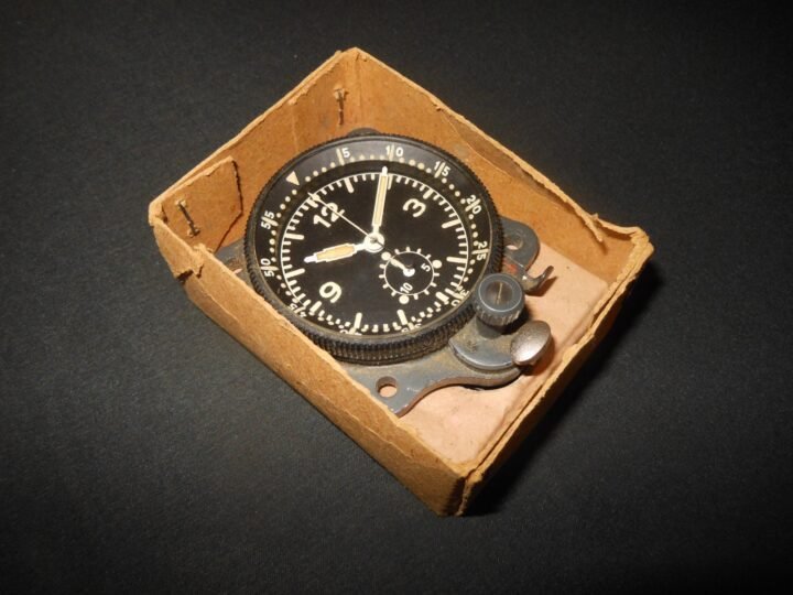 WW2 German Luftwaffe Borduhr – JUNGHANS COCKPIT CLOCK – 5th MODEL – BOXED! — image 2