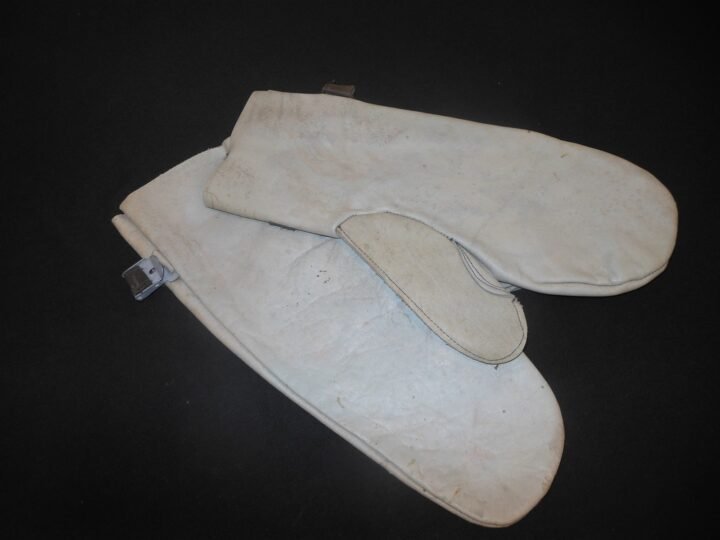 WW2 German Wehrmacht Lederhandschuh – WHITE LEATHER MITTENS – 1943 DATED – NICE! — image 2