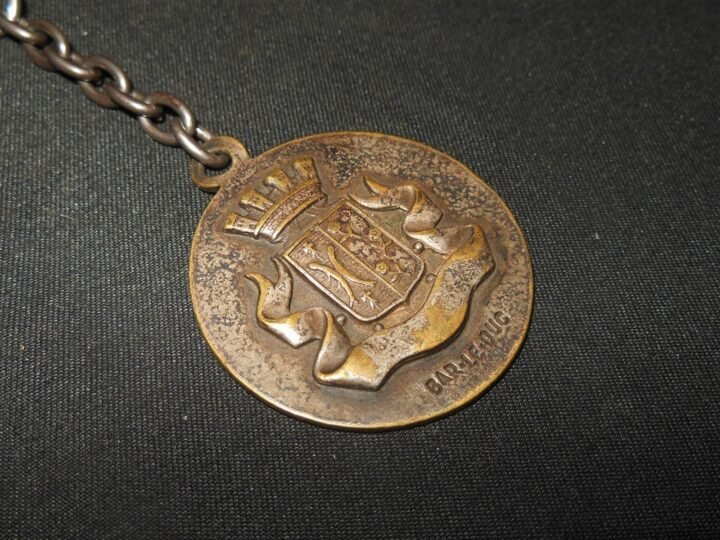 WW2 German Wehrmacht – 'ERINNERUNG AN DIE BESATZUNGSZEIT 1943' KEY TAG – NICE! — image 2