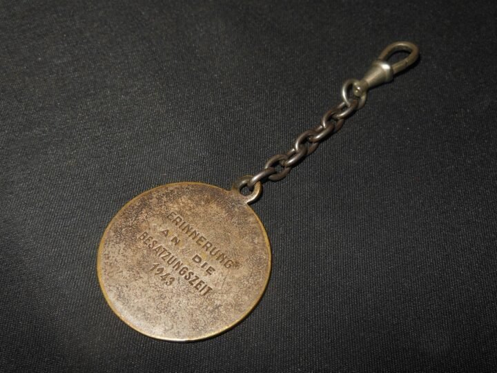 WW2 German Wehrmacht – 'ERINNERUNG AN DIE BESATZUNGSZEIT 1943' KEY TAG – NICE! — image 4