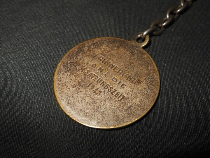 WW2 German Wehrmacht – 'ERINNERUNG AN DIE BESATZUNGSZEIT 1943' KEY TAG – NICE! — image 5