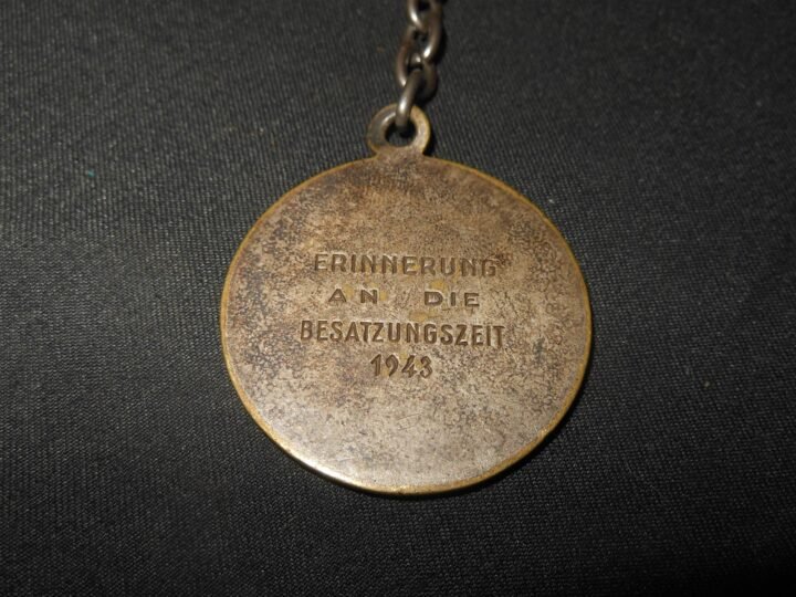 WW2 German Wehrmacht – 'ERINNERUNG AN DIE BESATZUNGSZEIT 1943' KEY TAG – NICE! — image 6