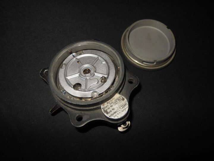 WW2 German Luftwaffe Borduhr – JUNGHANS COCKPIT CLOCK – 2nd MODEL – Ar96 – RARE! — image 9