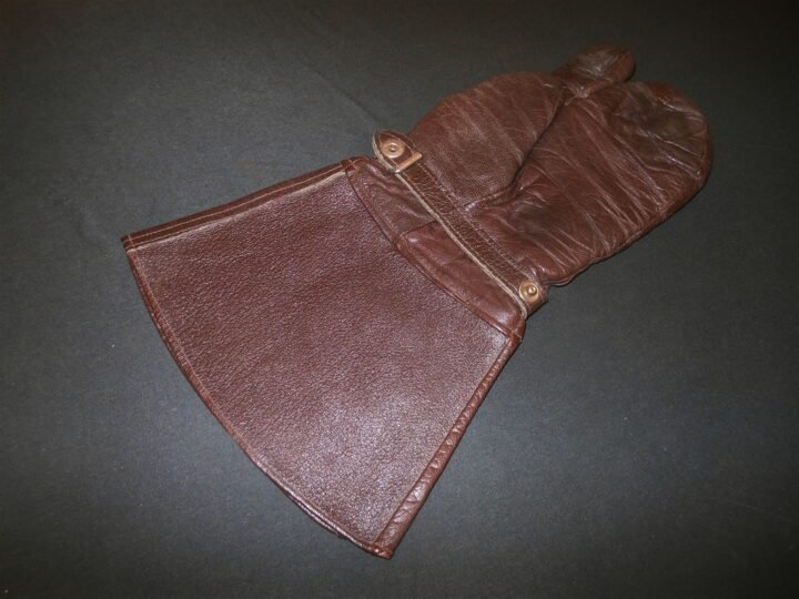 WW2 German Luftwaffe Fliegerhandschuhe – LEATHER TRIGGER MITTENS – NICE! — image 11