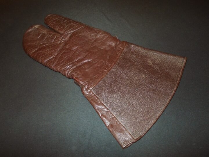 WW2 German Luftwaffe Fliegerhandschuhe – LEATHER TRIGGER MITTENS – NICE! — image 15
