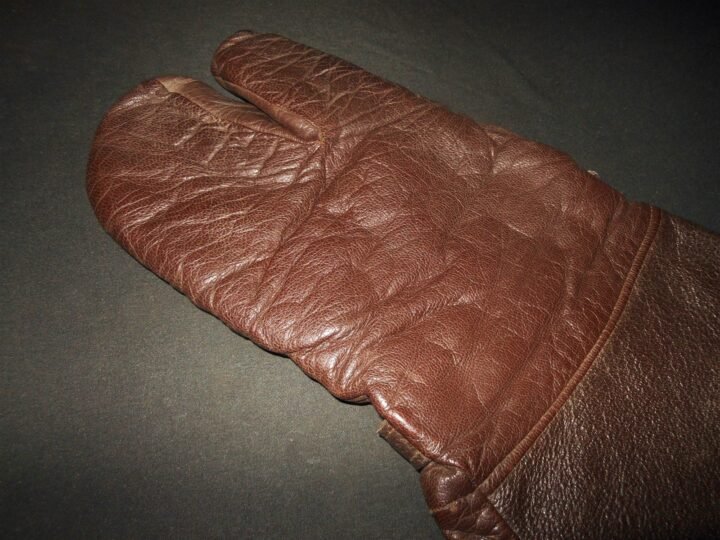 WW2 German Luftwaffe Fliegerhandschuhe – LEATHER TRIGGER MITTENS – NICE! — image 17