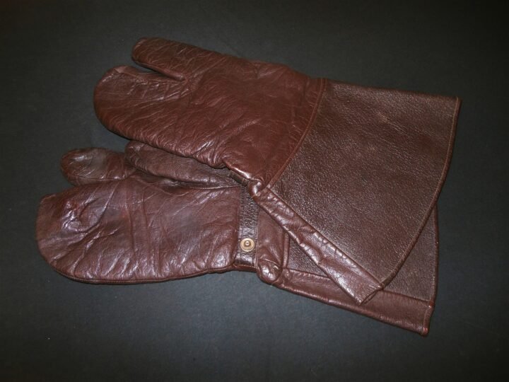 WW2 German Luftwaffe Fliegerhandschuhe – LEATHER TRIGGER MITTENS – NICE! — image 2