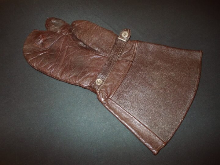 WW2 German Luftwaffe Fliegerhandschuhe – LEATHER TRIGGER MITTENS – NICE! — image 3
