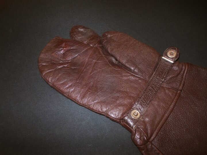 WW2 German Luftwaffe Fliegerhandschuhe – LEATHER TRIGGER MITTENS – NICE! — image 4